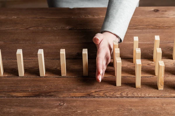 İş kadını domino etkisini engelliyor. — Stok fotoğraf