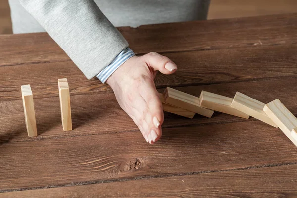 Obchodní žena ruční stop domino efekt — Stock fotografie