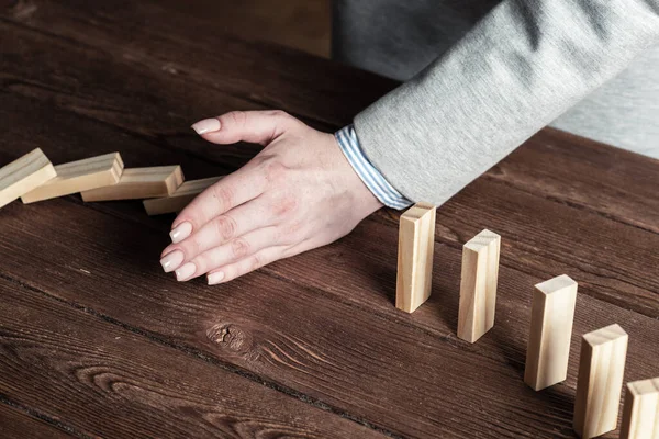 İş kadını domino etkisini engelliyor. — Stok fotoğraf