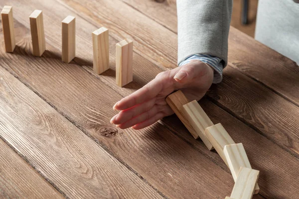 İş kadını el domino etkisini durdurur — Stok fotoğraf