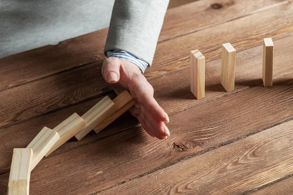 Mujer de negocios mano stop efecto dominó — Foto de Stock