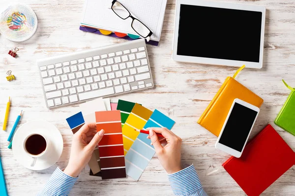 Web designer scegliere i colori da campioni — Foto Stock