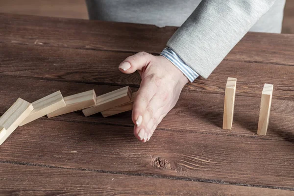İş kadını el domino etkisini durdurur — Stok fotoğraf