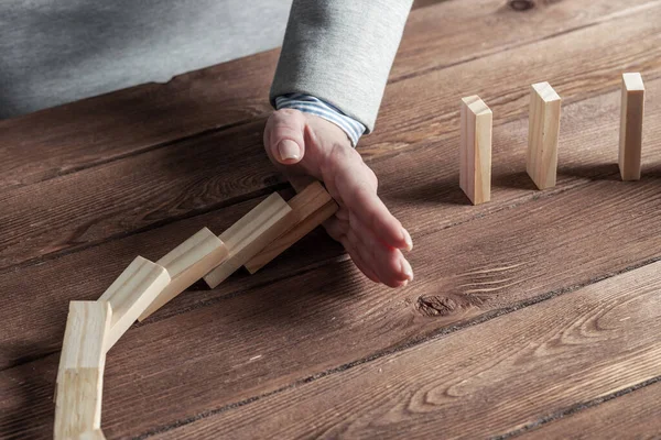 Bisnis wanita tangan berhenti efek domino — Stok Foto