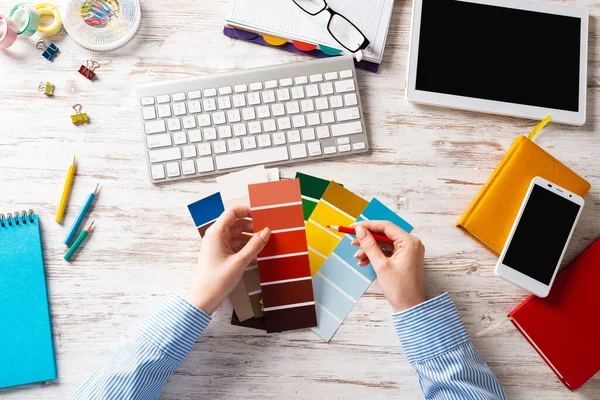 Interior designer scegliere i colori da campioni — Foto Stock
