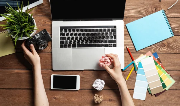 Freelancer sentado na mesa e trabalhando com laptop — Fotografia de Stock