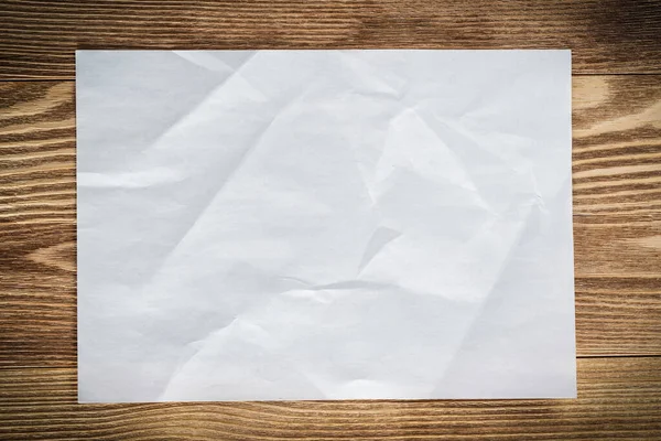 Table plate en bois avec feuille de papier — Photo