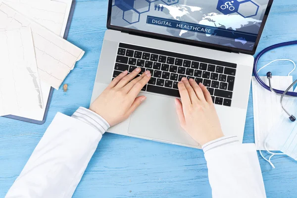 Top nézet az orvos kezét gépelés laptopon — Stock Fotó