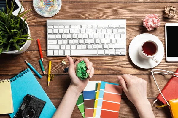 Spazio di lavoro creativo con campioni di colore — Foto Stock