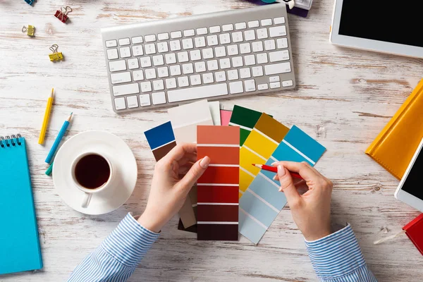 Web designer choosing colors from swatches — Stock Photo, Image