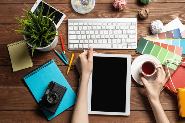 Freelancer sentado na mesa e tablet computador — Fotografia de Stock