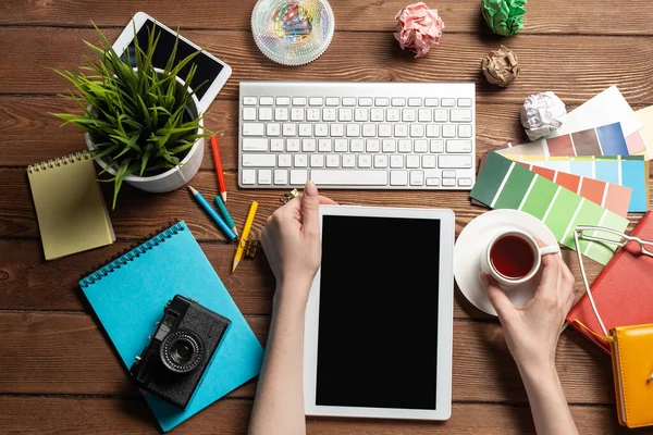 Freelancer sentado en el escritorio y la tableta —  Fotos de Stock