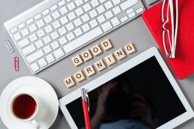 Küplerdeki harflerle günaydın mesajı.