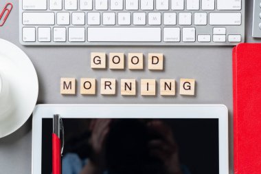 Küplerdeki harflerle günaydın mesajı.