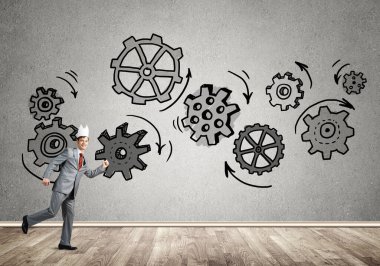 Zarif takım elbiseli kral işadamı boş odada ahşap zeminle koşuyor.