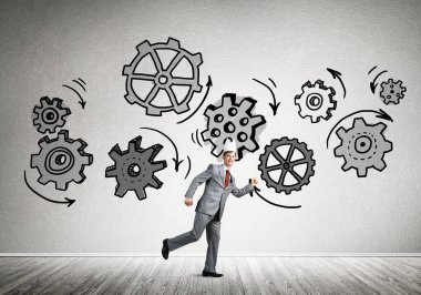 Zarif takım elbiseli kral işadamı boş odada ahşap zeminle koşuyor.