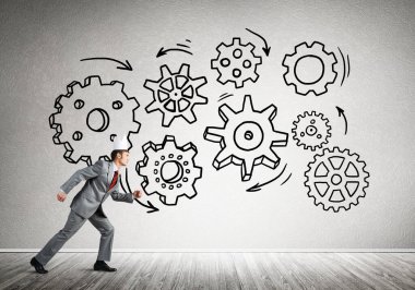 Zarif takım elbiseli kral işadamı boş odada ahşap zeminle koşuyor.