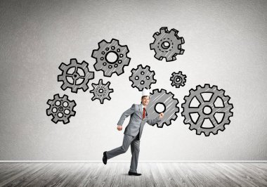 Zarif takım elbiseli kral işadamı boş odada ahşap zeminle koşuyor.