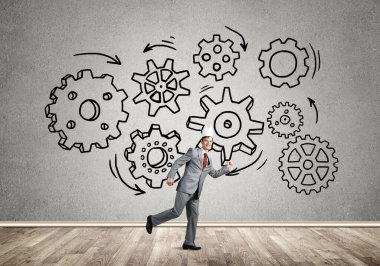 Zarif takım elbiseli kral işadamı boş odada ahşap zeminle koşuyor.