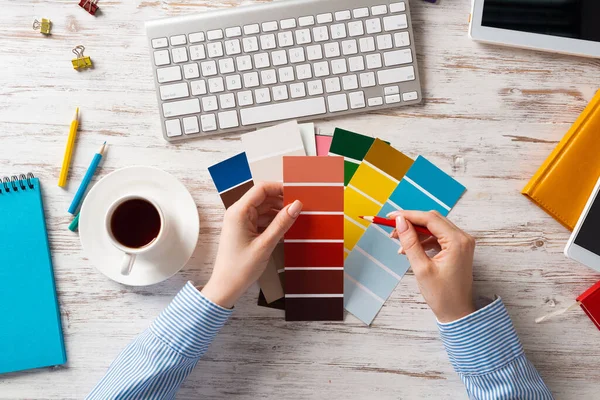 Web designer scegliere i colori da campioni — Foto Stock