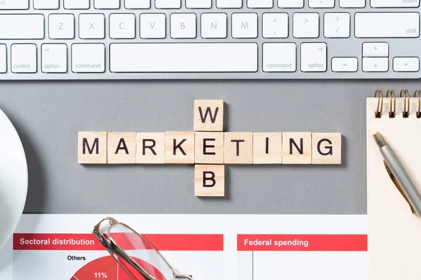 Conceito de web marketing com letras sobre cubos — Fotografia de Stock