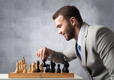 Satranç oynayan konsantre iş adamı