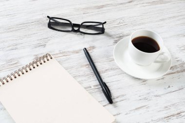 Bir fincan kahveyle ofis çalışma alanı