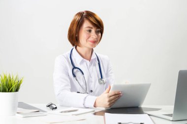 Tablet bilgisayar kullanan güzel doktor