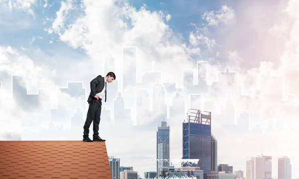 Çatıdan bakan bir iş adamı ve arka planda modern şehir manzarası. Karışık ortam — Stok fotoğraf