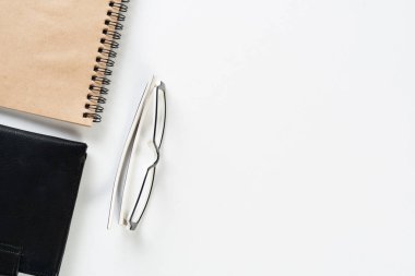 Malzemelerle dolu ofis çalışma alanı