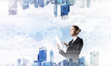 Kadın ve şehir manzarasıyla çifte pozlama kavramı