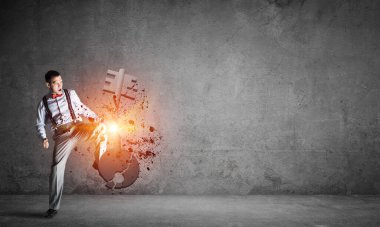 Odada beton anahtarı parçalayan bir adamla erişim kavramını kırmak.