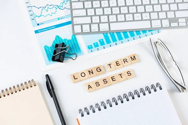 Concepto de activos a largo plazo con letras —  Fotos de Stock