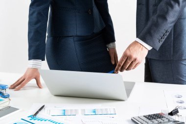 İşadamları ofis masasının yanında duruyorlar