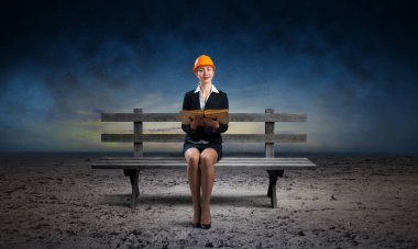 Güzel kadın mimar ahşap bankta oturuyor