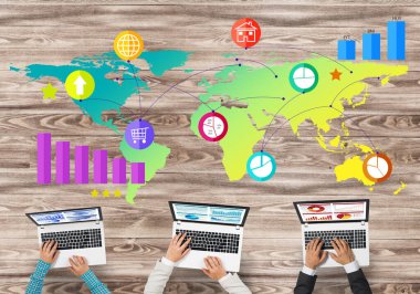 Masada oturan ve alet kullanan iş adamlarının en iyi görüntüsü.