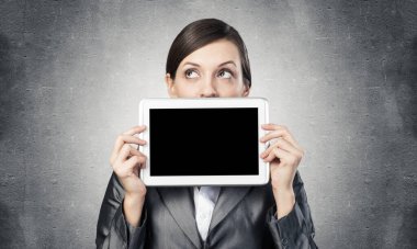 Tablet bilgisayar düzenini elinde tutan iş kadını