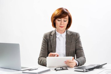 Tablet bilgisayar kullanan iş kadını