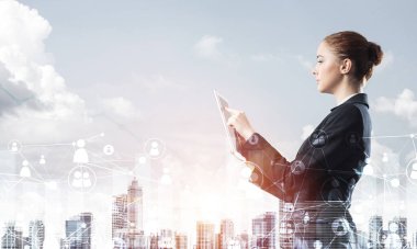 Tablet bilgisayarlı genç iş kadını