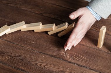 İş kadını domino etkisini yarıda kesti