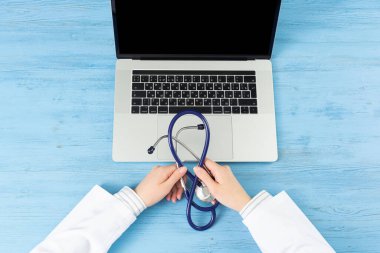Doktorların dizüstü bilgisayardaki el yazısının üst görünümü