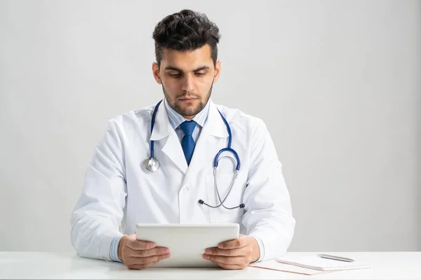 Internista árabe joven usando tableta — Foto de Stock