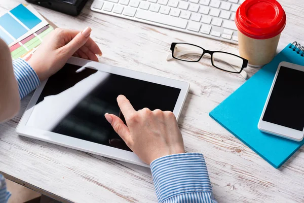 Affärskonsult sittande vid skrivbord med kaffe — Stockfoto