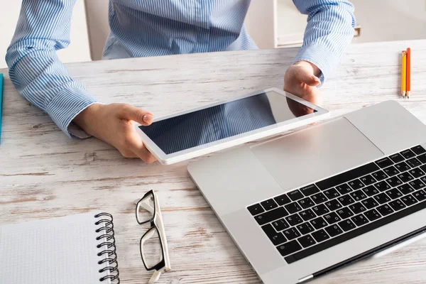 Señora de los negocios utilizando la tableta en el escritorio —  Fotos de Stock