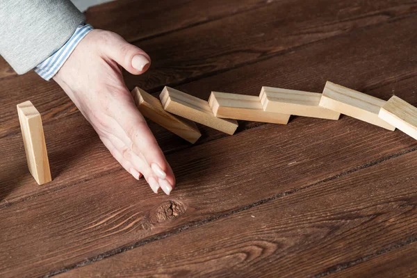 Business donna mano blocco effetto domino — Foto Stock