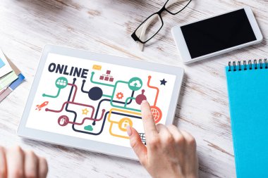 Masada tablet bilgisayar kullanan bir iş kadını.