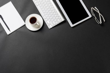 Tablet bilgisayarlı modern işyerinin üst görünümü