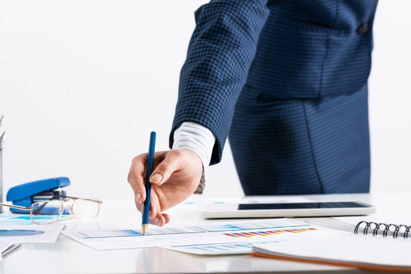 Geschäftsfrau steht mit Stift neben Schreibtisch — Stockfoto