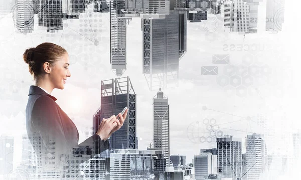 Concepto de doble exposición con mujer y paisaje urbano — Foto de Stock