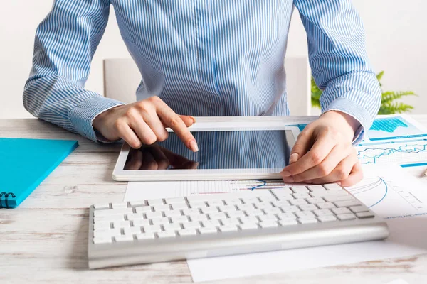 Manager using tablet computer with blank screen — Stock Photo, Image